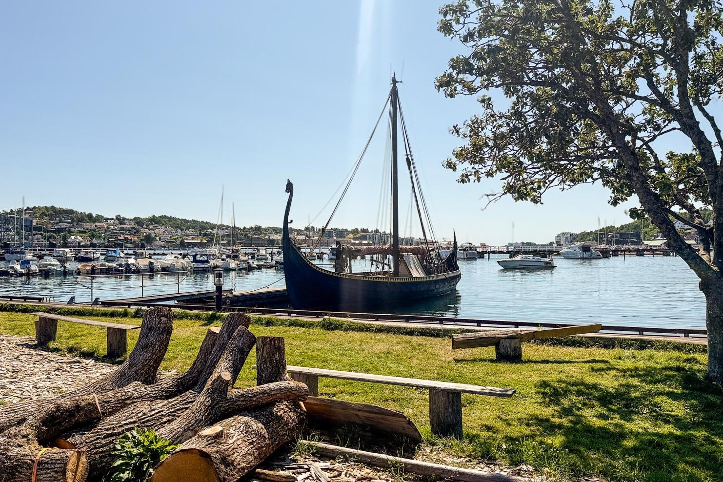 Vikingskip i havn.