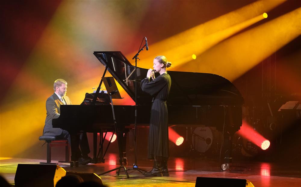 jente spiller fløyte - Klikk for stort bilde