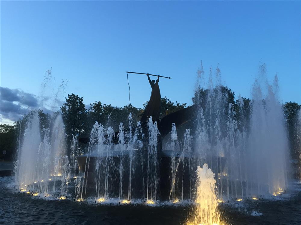 Monument med skulpturer av hval, fangstmenn og fontene - Klikk for stort bilde