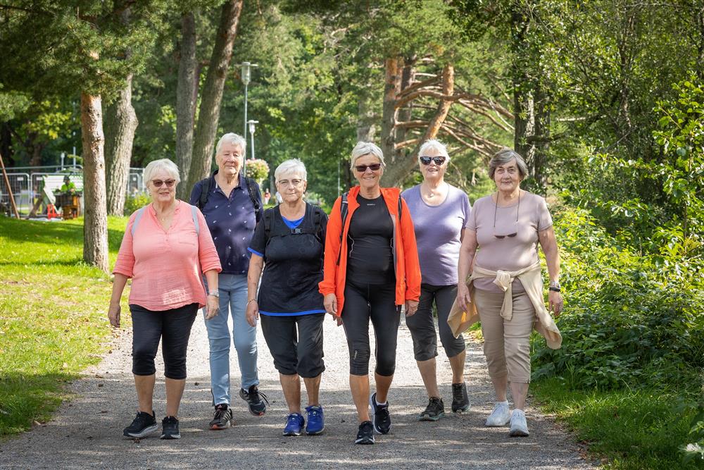 Personer i treningstøy som trener i gågruppe - Klikk for stort bilde