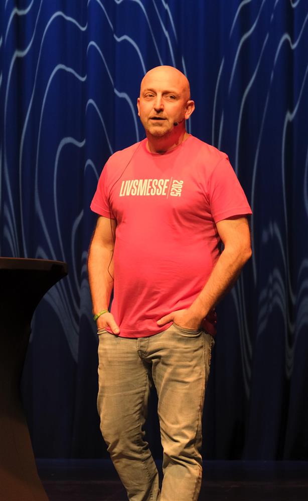 Mann med rosa t-skjorte - Klikk for stort bilde
