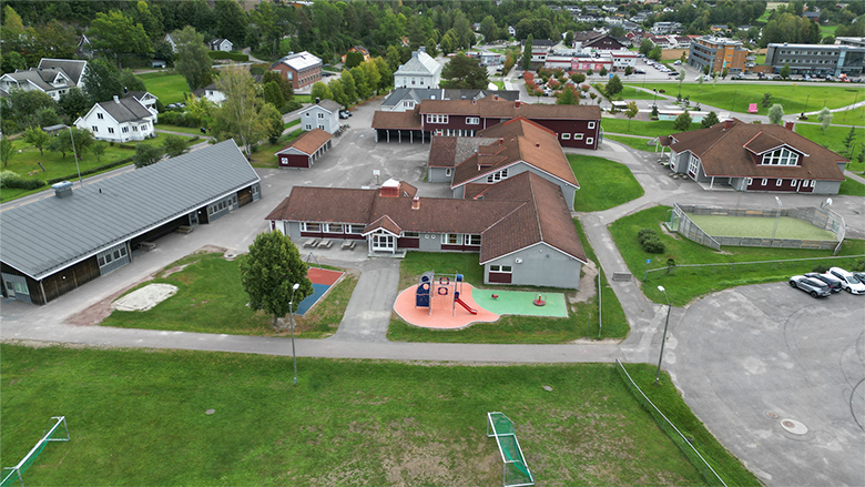 Dronefoto av skolebygg