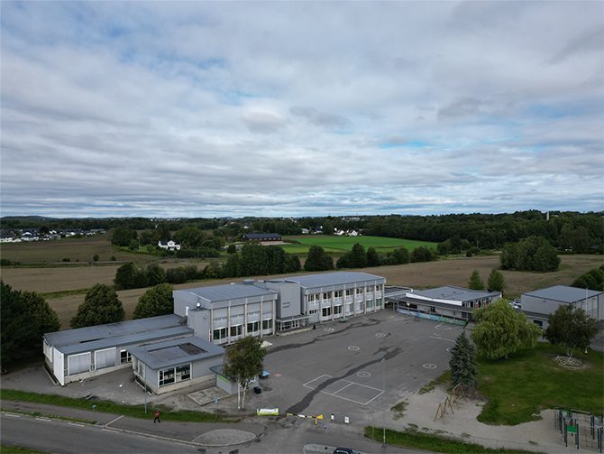 Dronefoto skolebygg
