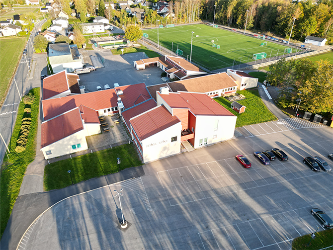 Dronefoto skolebygg