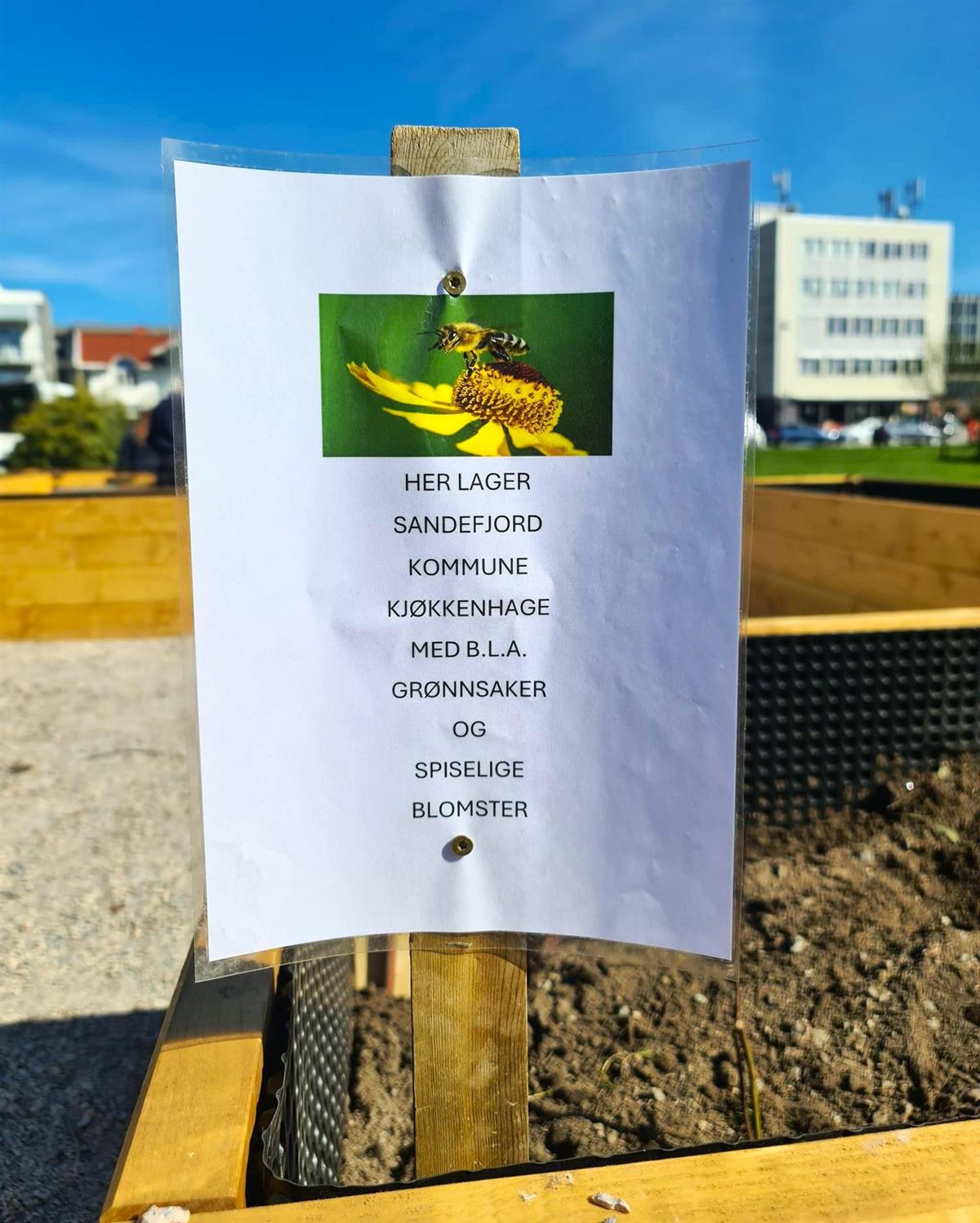 skilt som informerer om kjøkkenhage - Klikk for stort bilde