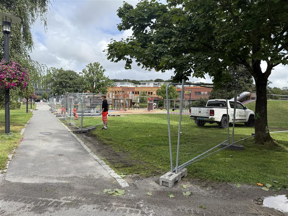 Gjerder som blir satt opp i en park. - Klikk for stort bilde