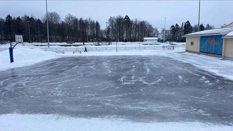 Skøytebane ved skole. - Klikk for stort bilde