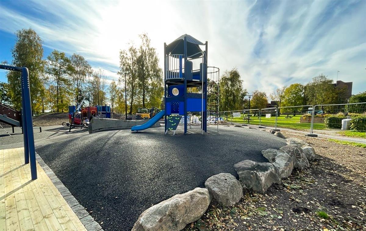 Lekeplass i solskinn. - Klikk for stort bilde