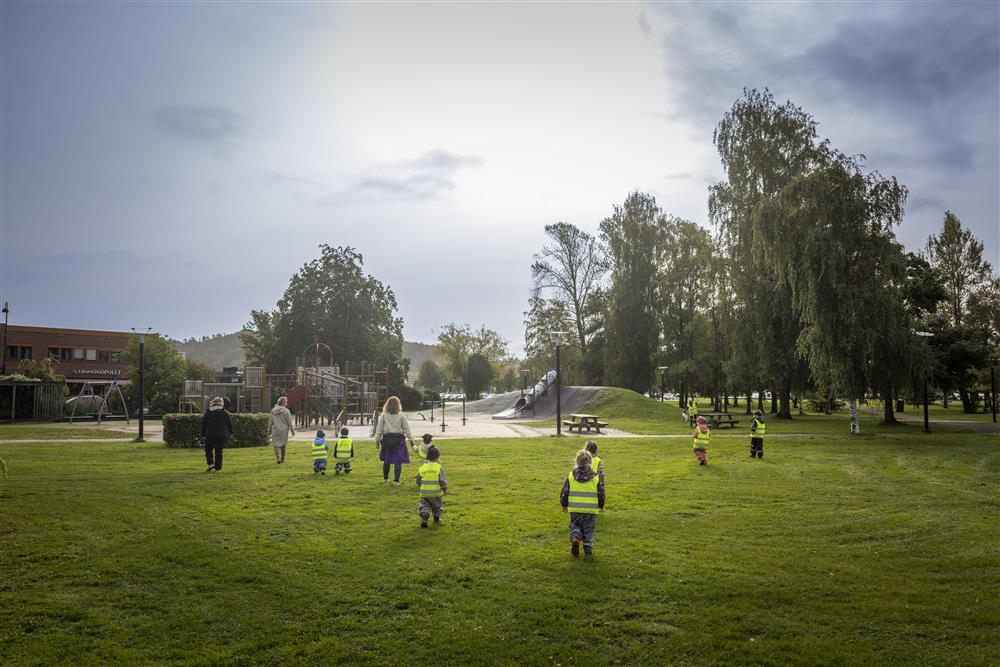 Grasslette med barn på vei til lekeplass - Klikk for stort bilde