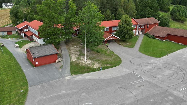 Dronefoto av skolebygg