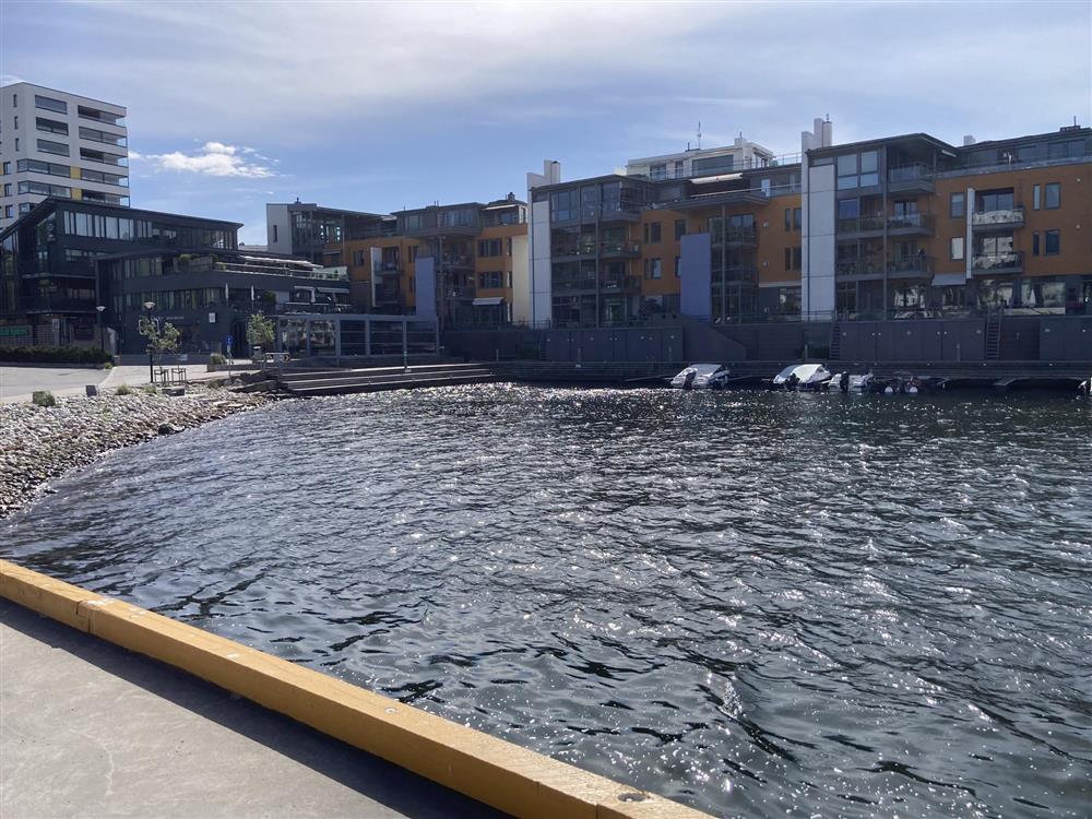 Bryggekant, sjø bygninger, gangvei - Klikk for stort bilde