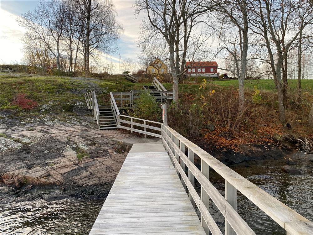 Brygge med trapp opp mot gras - Klikk for stort bilde