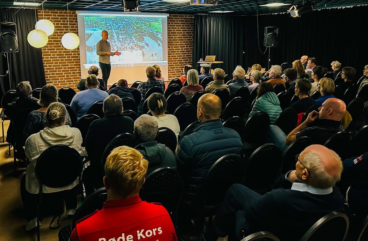 Personer som deltar på et arrangement inne på et bibliotek. - Klikk for stort bilde