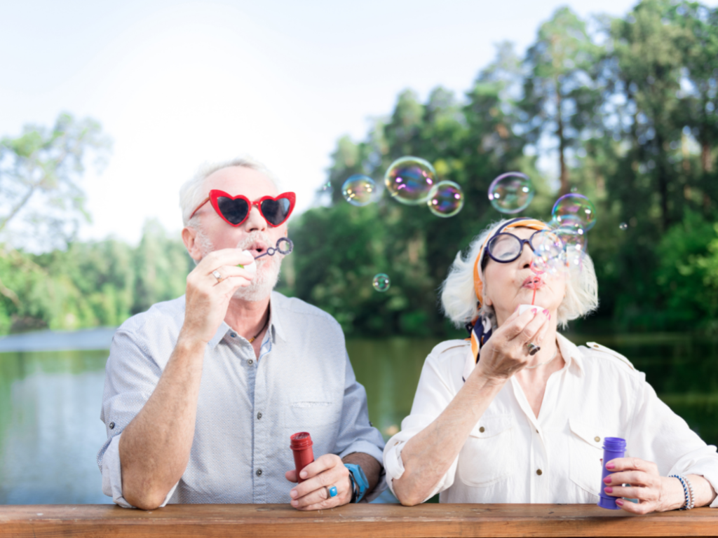 Eldre par med såpebobler