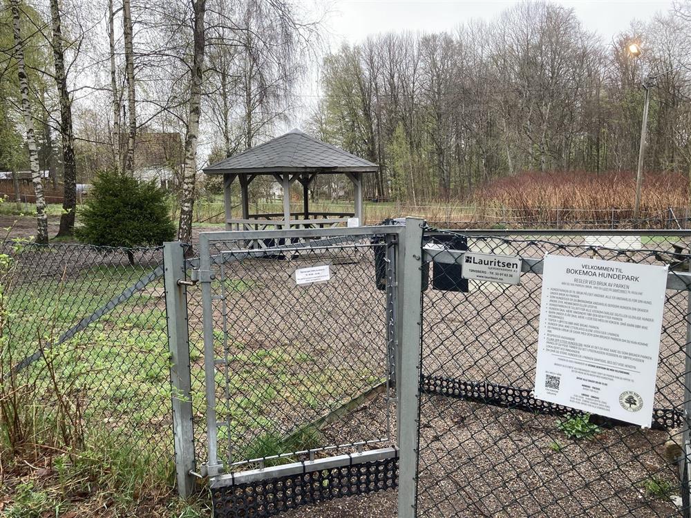 gjerde, skog lufteplass for hund - Klikk for stort bilde