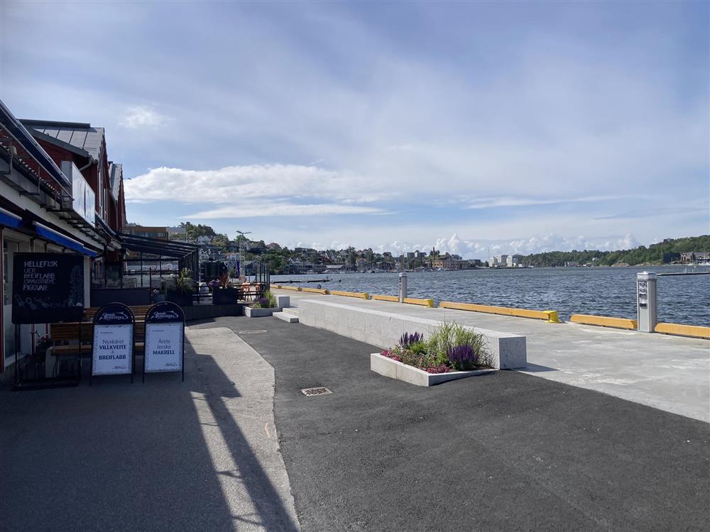 Brygge, sjø, bygning - Klikk for stort bilde