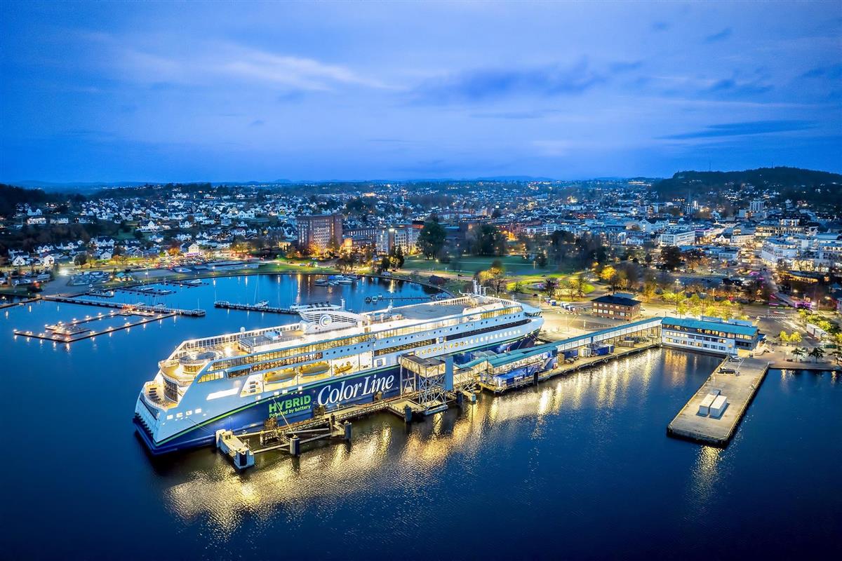 Color Hybrid i havna - Klikk for stort bilde