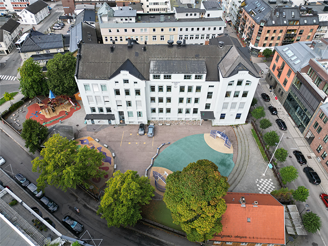 Dronefoto av skolebygg.