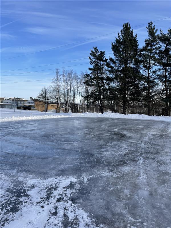 Isbane og blå himmel. - Klikk for stort bilde