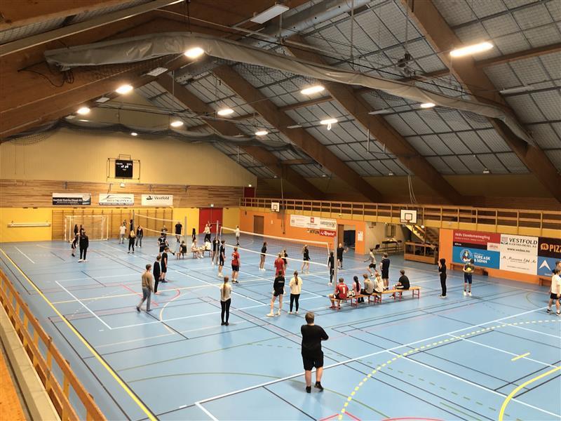Bilde av elever som spiller volleyball i Stokke hallen - Klikk for stort bilde