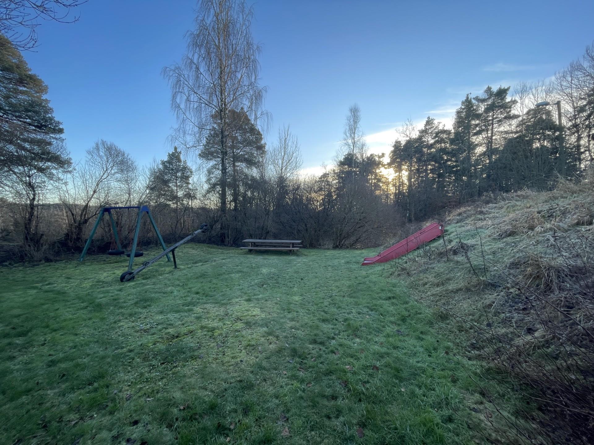 Vadumåsen lekeplass med gammelt lekeplassutstyr