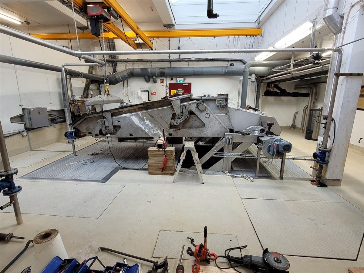 Inne på et verksted.  - Klikk for stort bilde