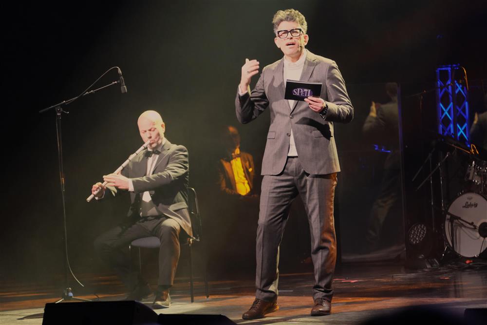 Mann på scene - Klikk for stort bilde