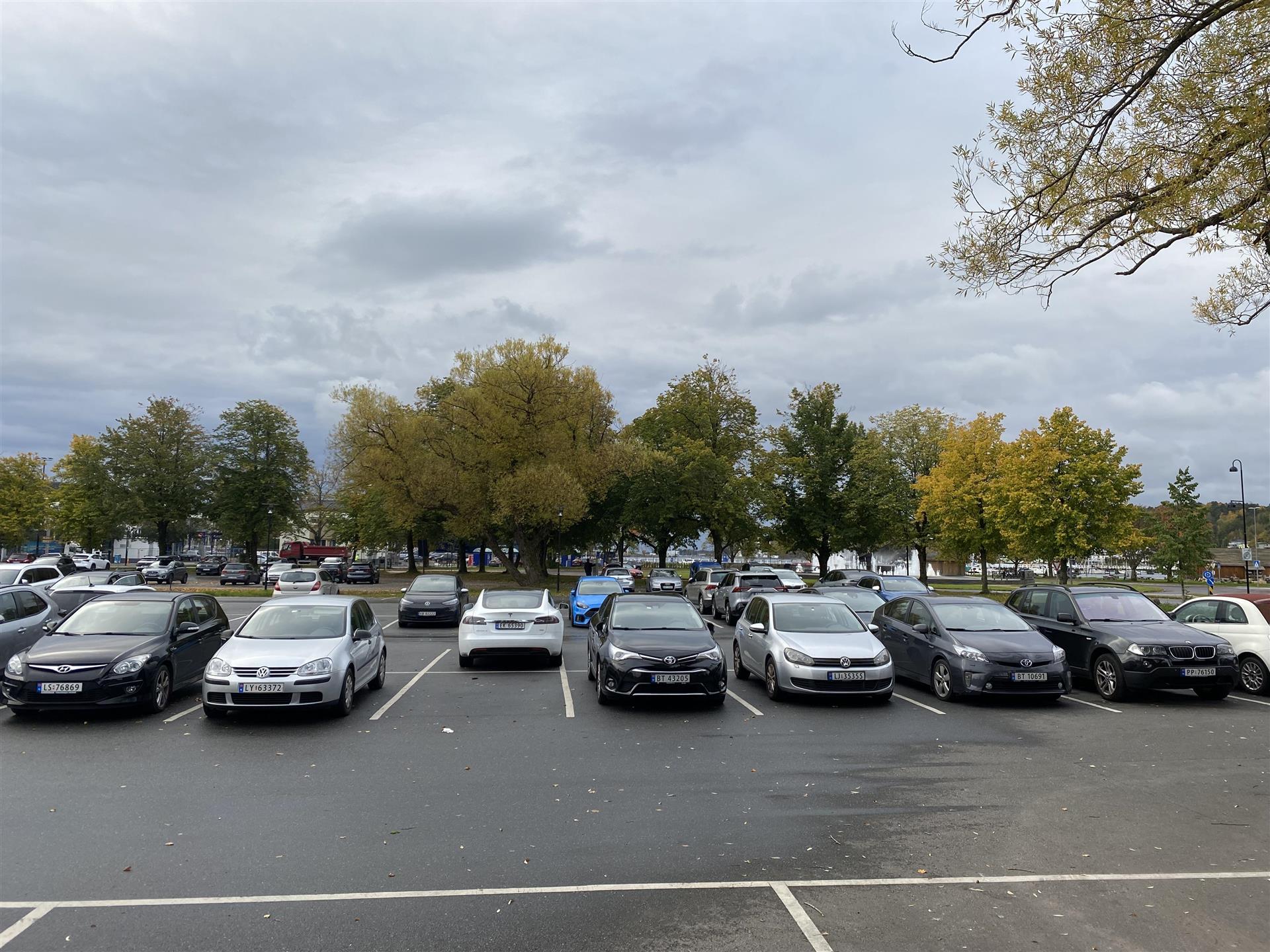 parkeringsplass med biler