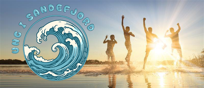 Fire personer som hopper i vannkanten på en strand. Solnedgang.