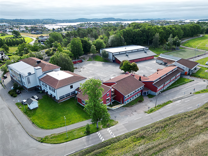 Dronefoto skolebygg