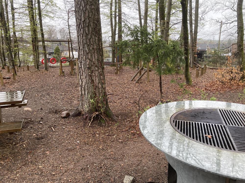 grill, benk, aktivitetselementer i skog - Klikk for stort bilde