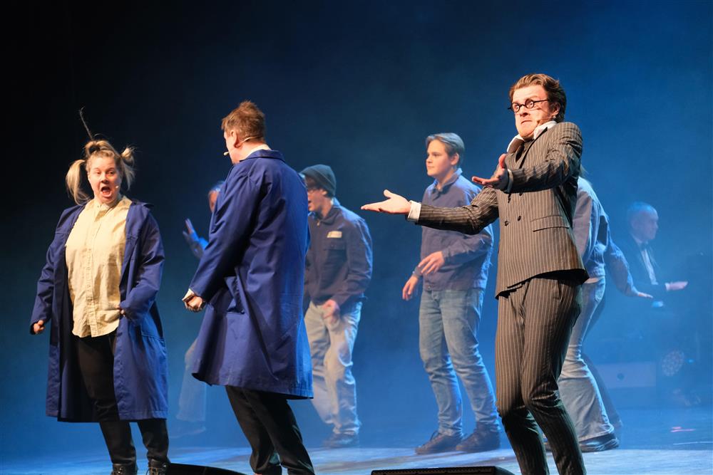 Sangere og dansere på scenen - Klikk for stort bilde