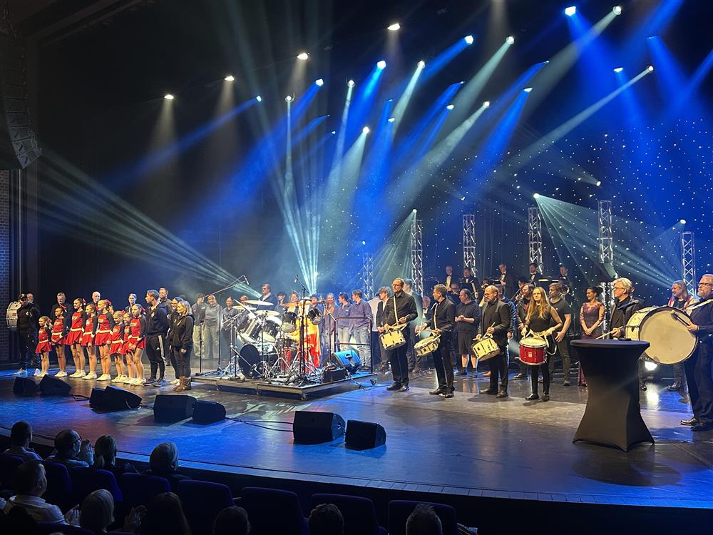 Scene med mye folk - Klikk for stort bilde