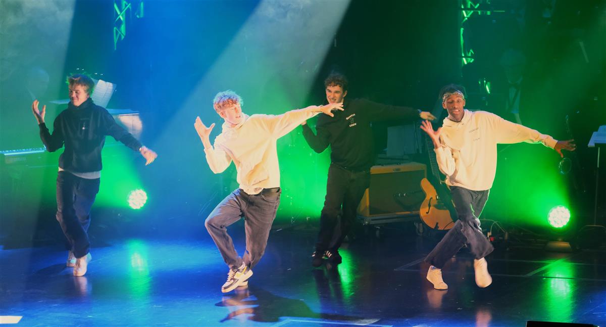 Fire gutter danser på scenen. - Klikk for stort bilde