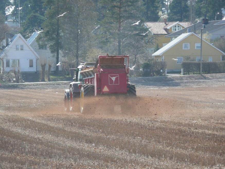 traktor som sprer slam på et jorde - Klikk for stort bilde