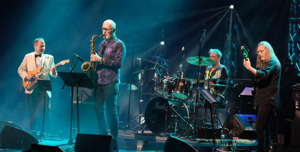 Band på scenen - Klikk for stort bilde