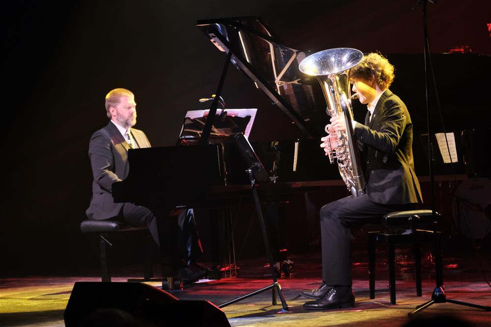 Tuba og flygel på scenen.  - Klikk for stort bilde
