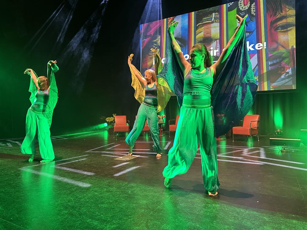 Dansere - Klikk for stort bilde