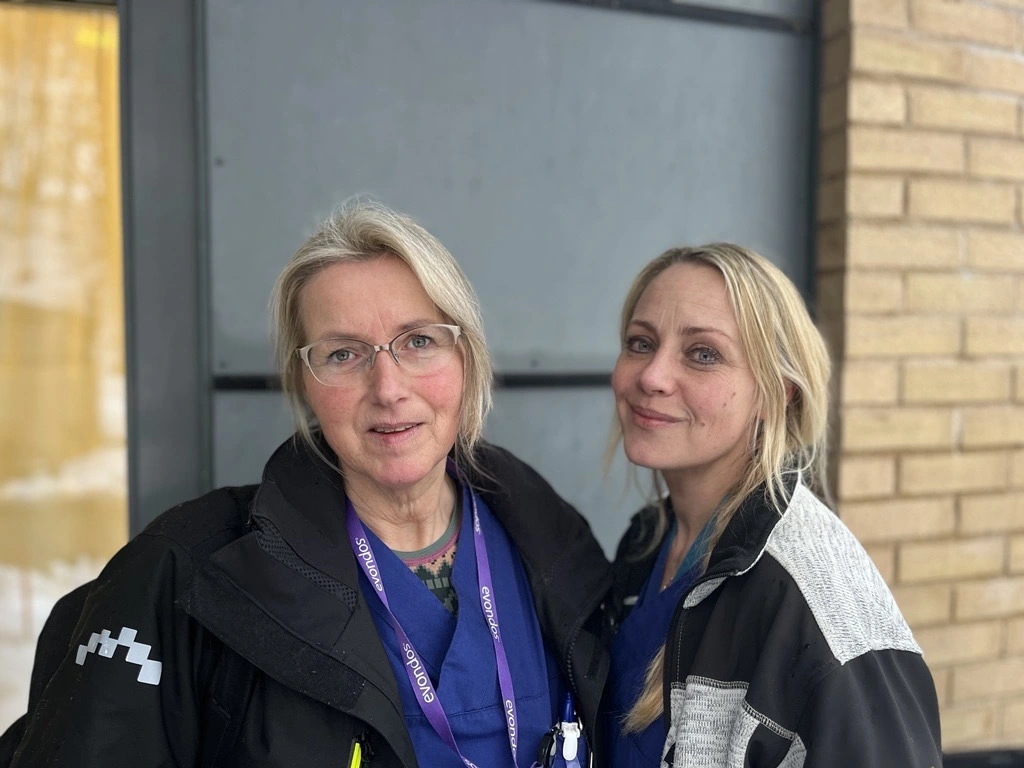 To kvinner i hjemmesykepleien. - Klikk for stort bilde